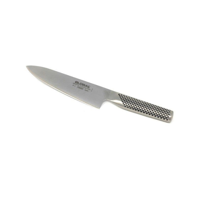 Cuchillo chef Global G-2 sobre superficie de pizarra, detalle del filo doble cara