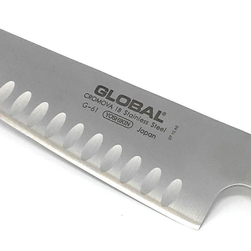 Detalle de la hoja alveolada del cuchillo cebollero Global G-77 de 20 cm