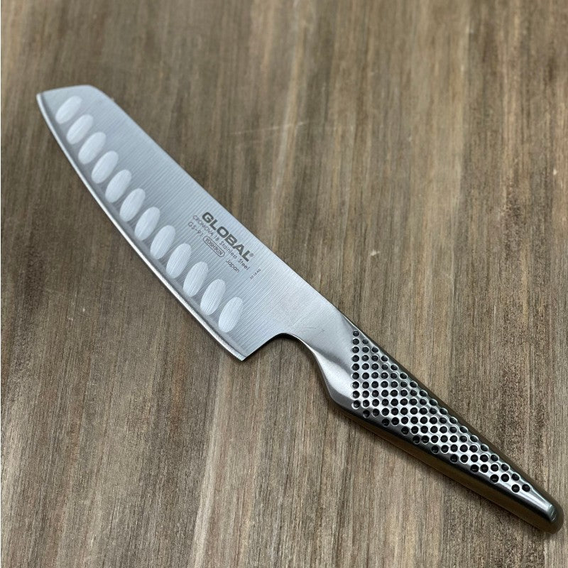 Vista frontal del cuchillo de vegetales alveolado Global GS-91 Serie GS con hoja de 14 cm