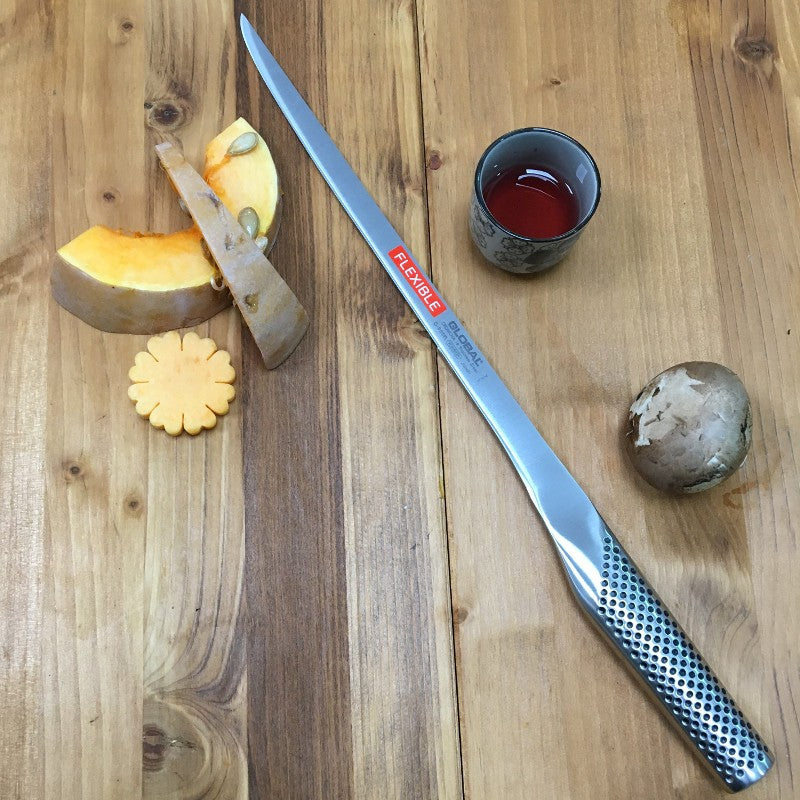Vista frontal del cuchillo jamonero flexible Global G-95 Serie G con hoja de 25 cm