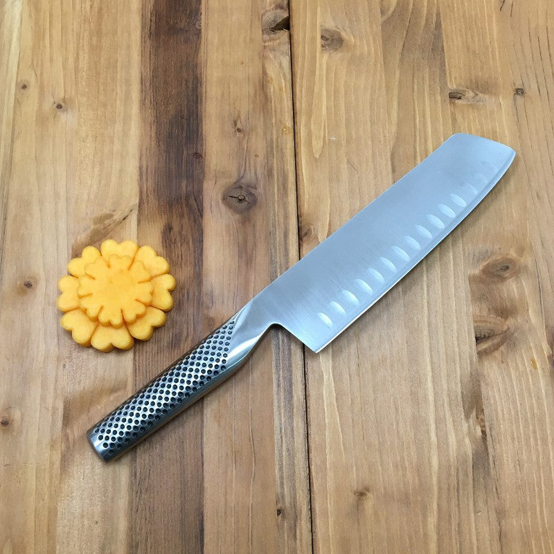 Cuchillo nakiri Global G-81 – detalle hoja alveolada para corte de verduras
