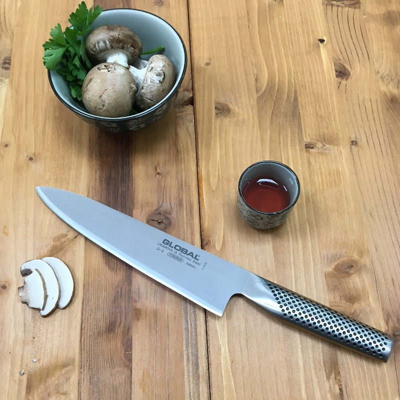 Vista frontal del cuchillo Global G-2 con hoja de 20 cm en acero japonés