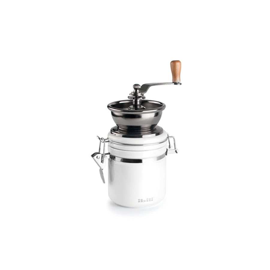 Molinillo de café manual barista en uso moliendo granos de café frescos