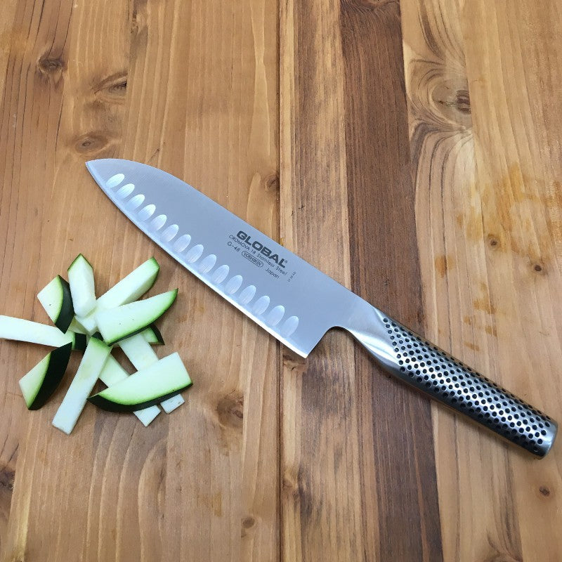 Vista frontal del cuchillo santoku alveolado Global G-80 Serie G hoja 18 cm