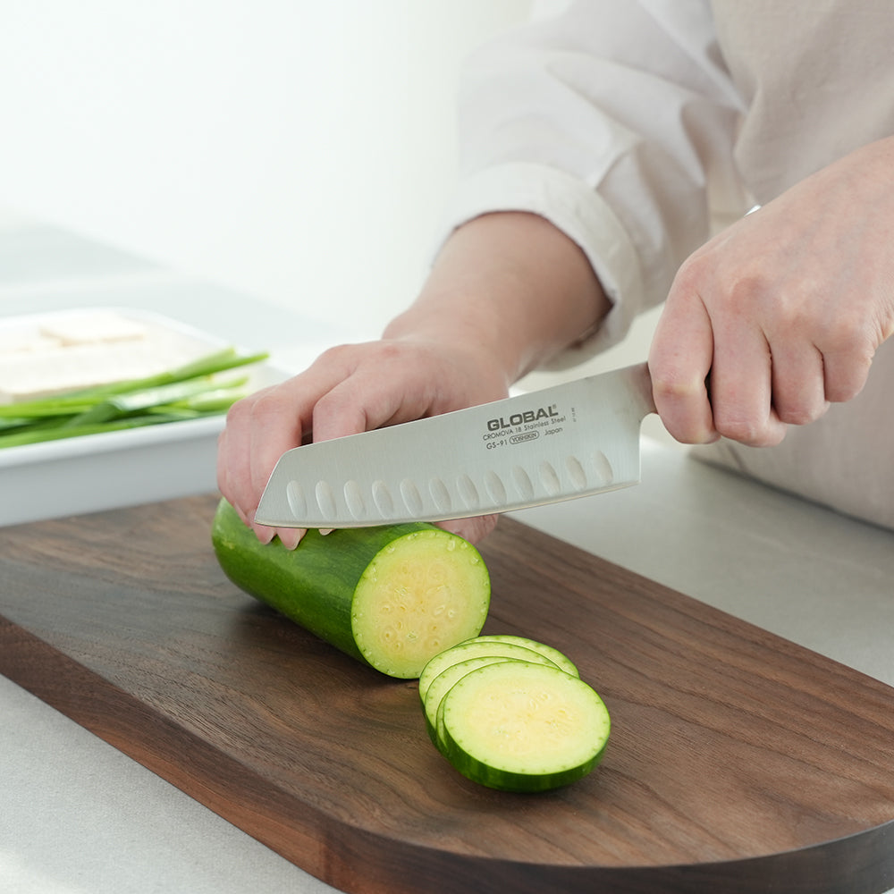 Cuchillo de vegetales alveolado Global GS-91 hoja 14 cm Serie GS, vista completa fondo blanco