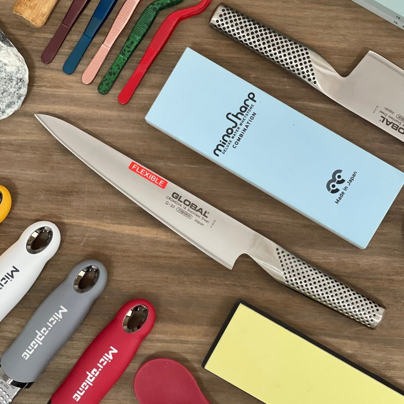Cuchillos Global japoneses en acero Cromova 18: diseño monobloque con mango de acero inoxidable para cocineros profesionales