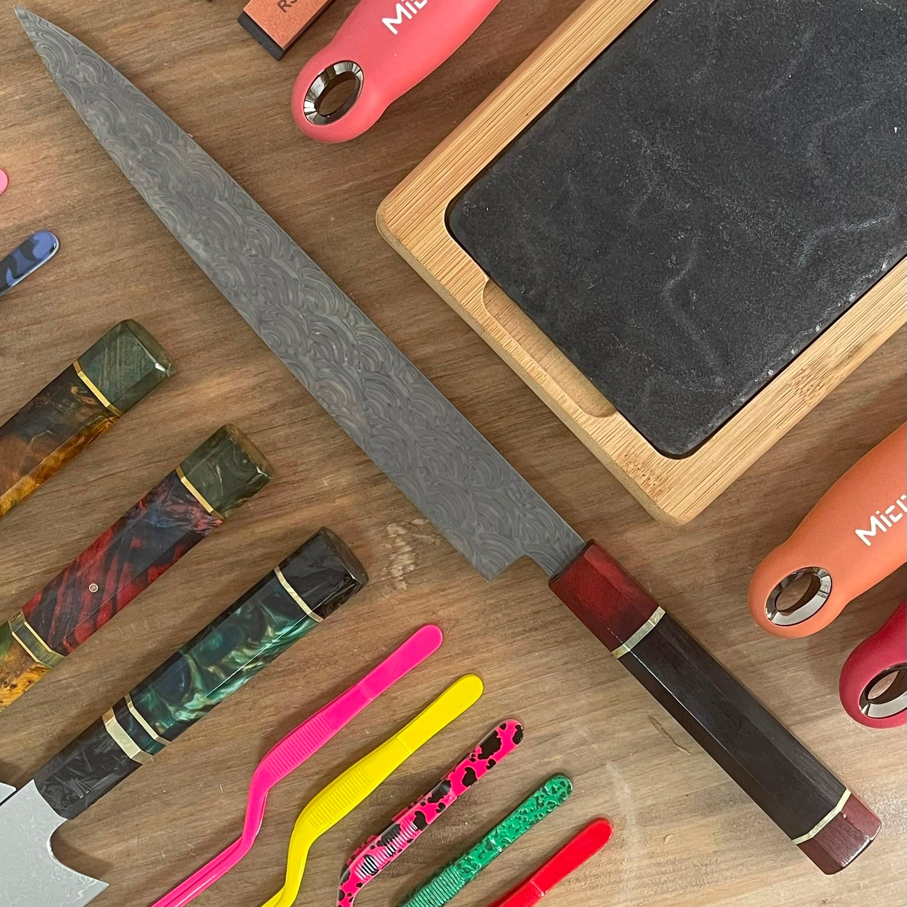 Cuchillo Sashimi Damascus DMS-519 hoja 28 cm acero damasco 110 capas sobre tabla de madera