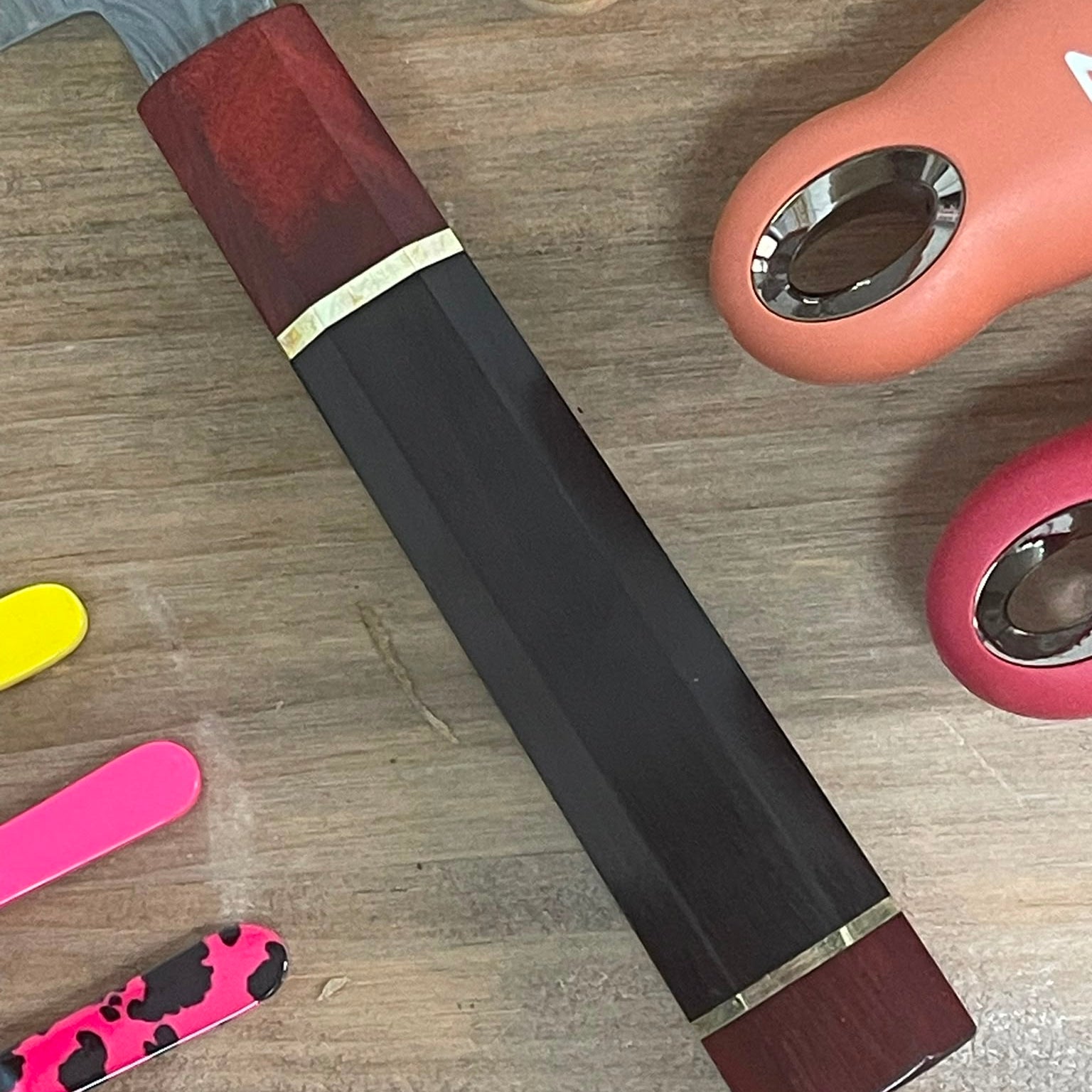  Detalle mango de ébano negro con virola dorada cuchillo sashimi Damascus