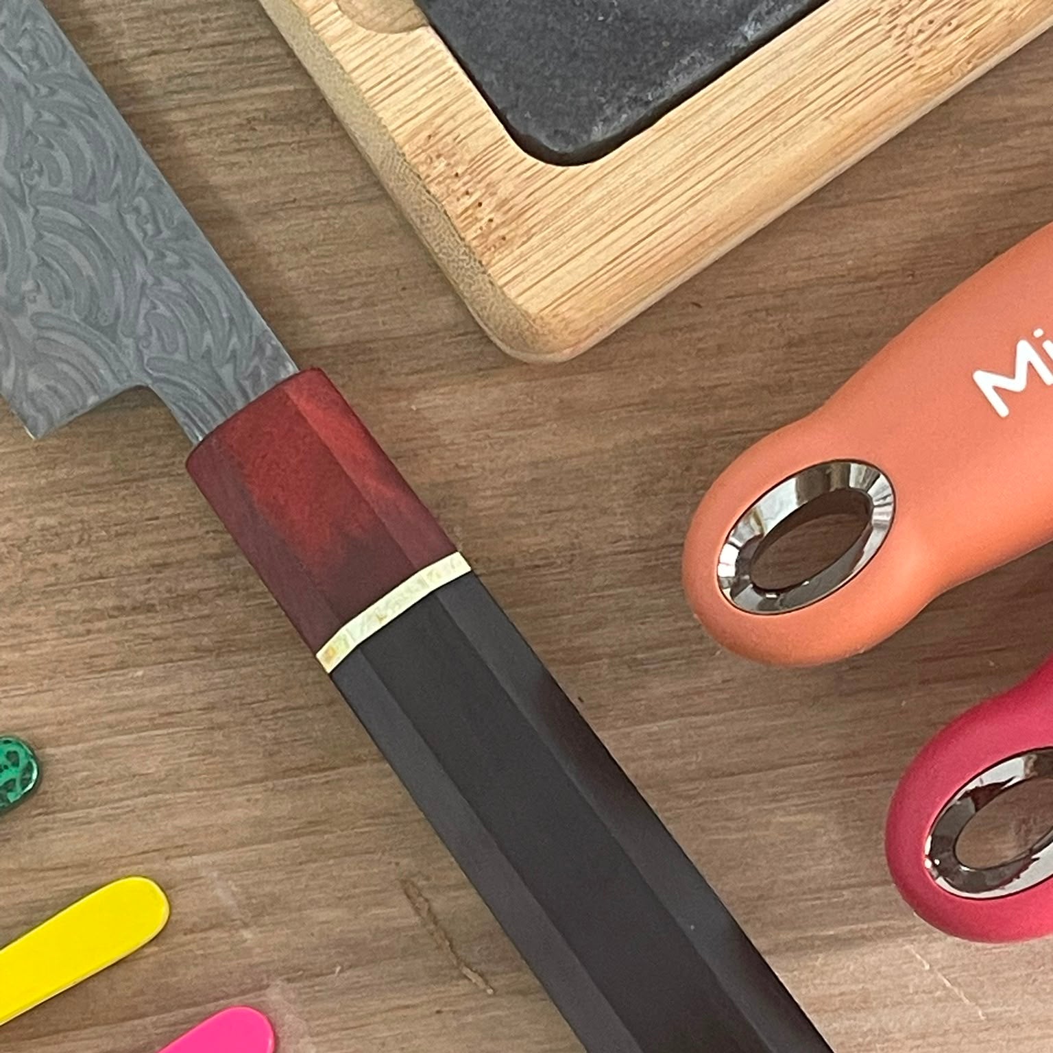 Detalle unión hoja y mango cuchillo sashimi Damascus acero damasco 110 capas