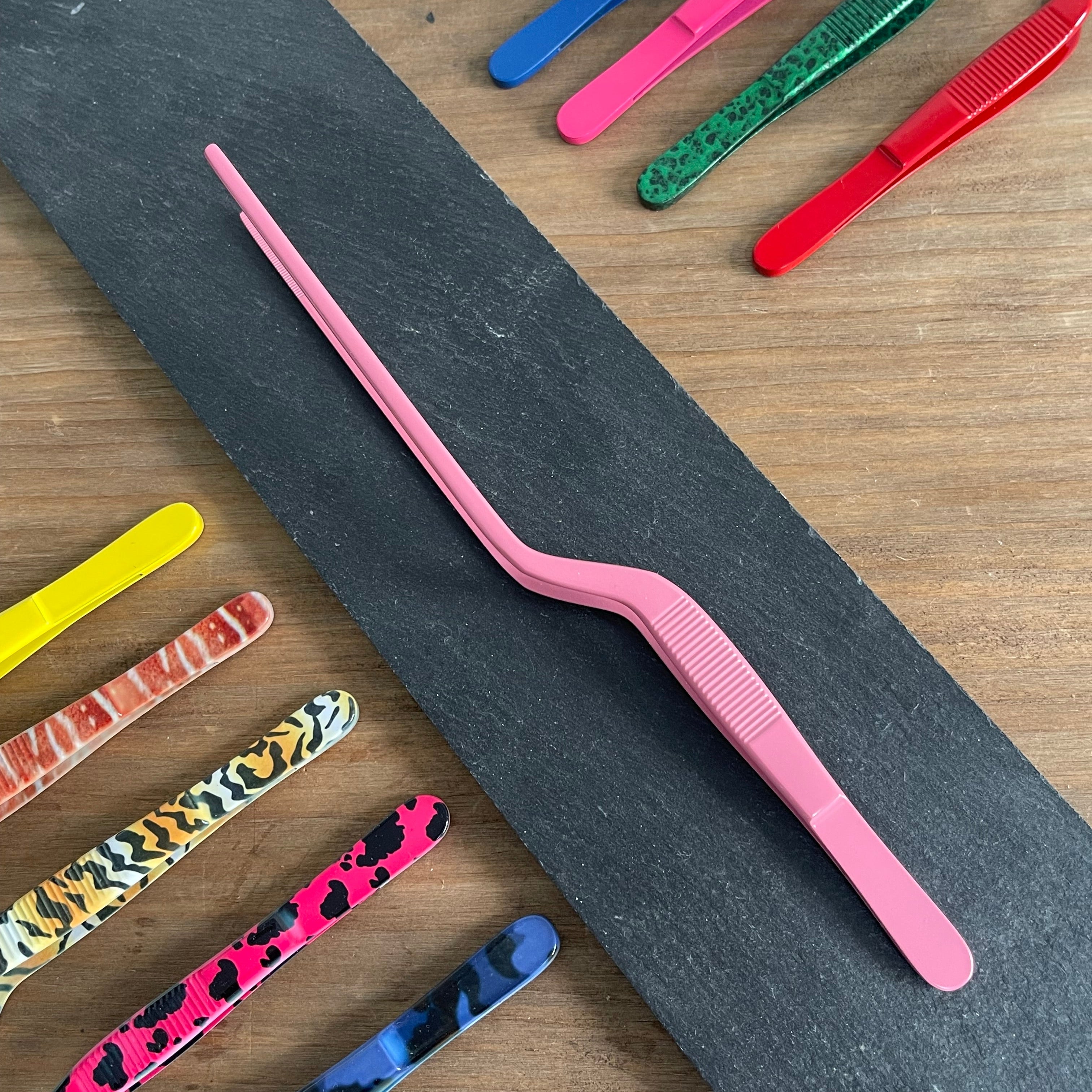 Detalle pinza emplatar rosa mate ergonómica ideal para catering y eventos