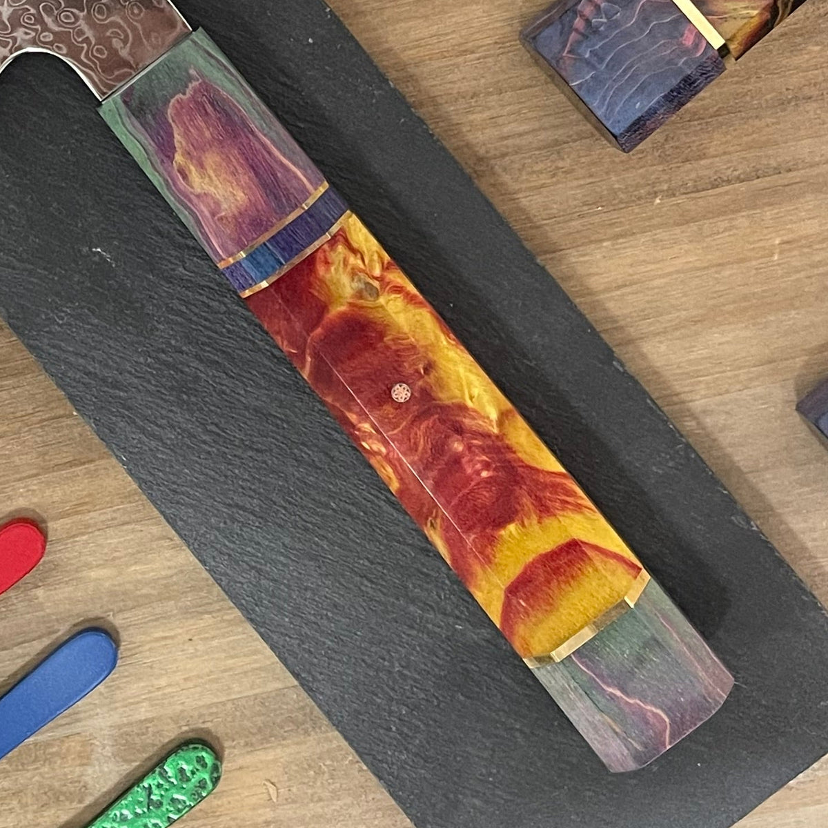 Cuchillo Gyuto 21 cm VG10 de 67 capas con mango de abedul estabilizado