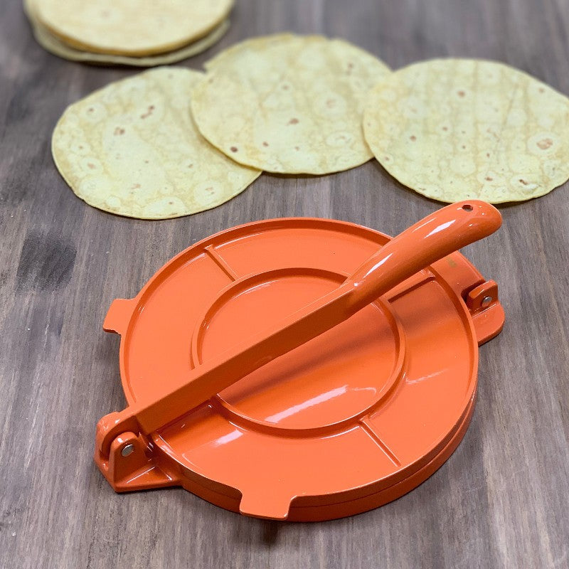 Prensa tortillas Ibili en uso con masa de maíz