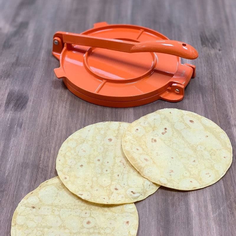 Tortilla de maíz recién hecha con prensa tortillas Ibili 20 cm
