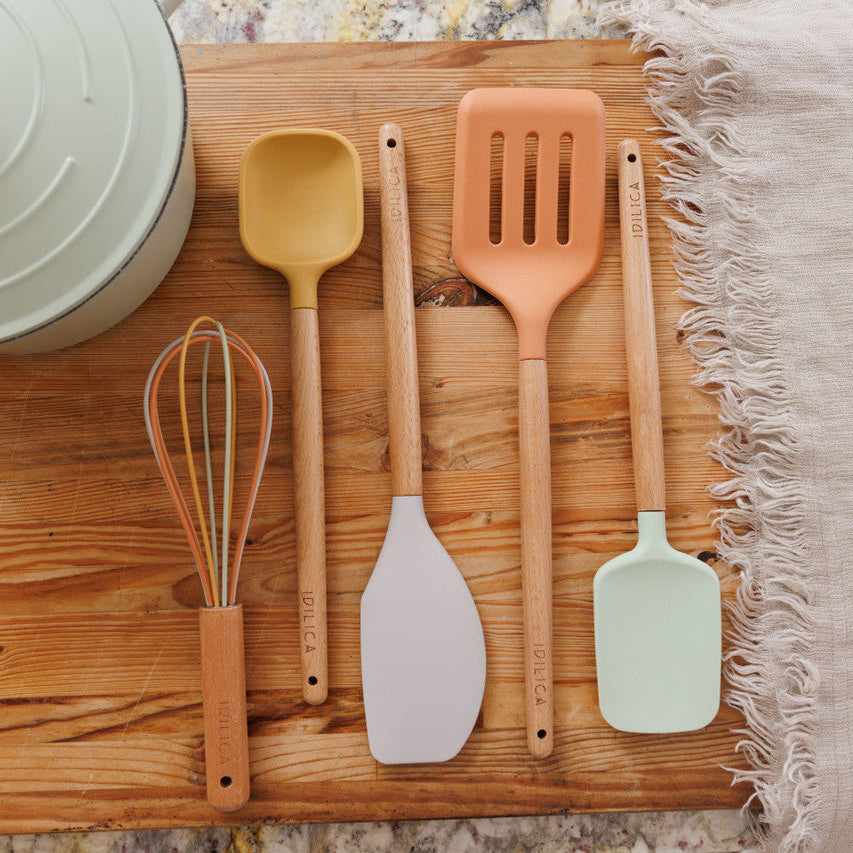 cucharas y batidor de silicona