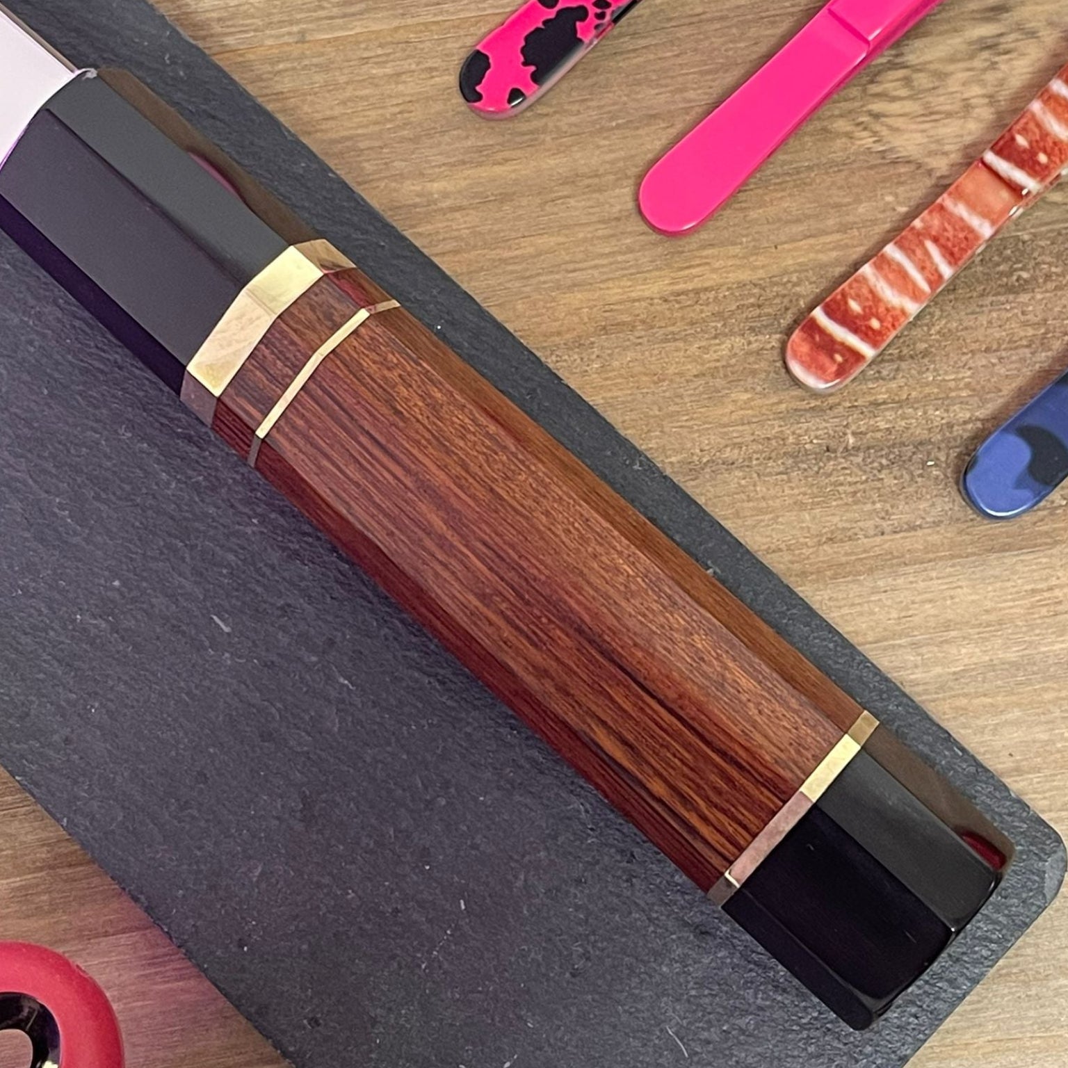 Detalle de la hoja de acero VG-10 con acabado de alto pulido