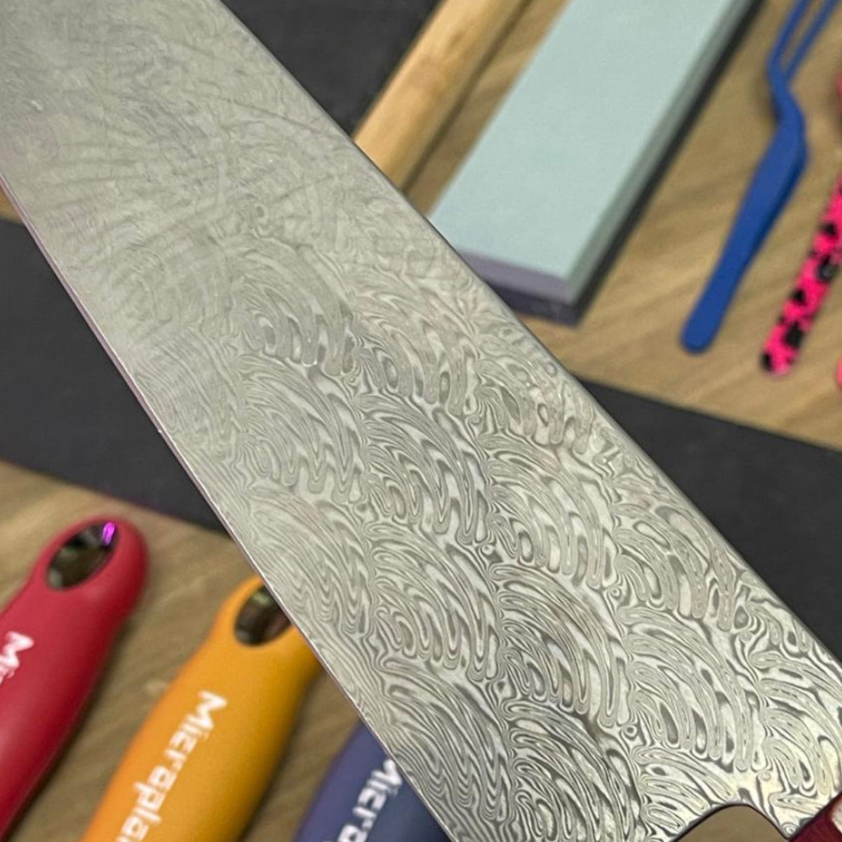 Detalle hoja acero al carbono damasco patrón forja 110 capas