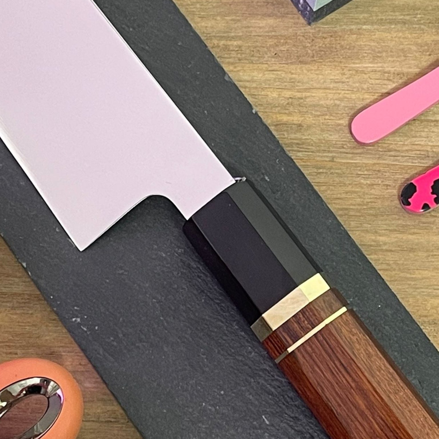 Mango artesanal de Desert Ironwood y cuerno de búfalo del cuchillo chef japonés