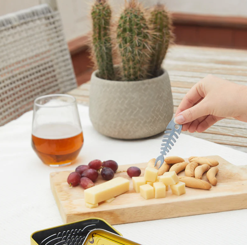 latas de sardinas con tenedores balvi 